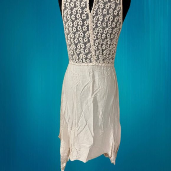 Pol Lace & Embroider Dress (2) - Picture 5 of 11